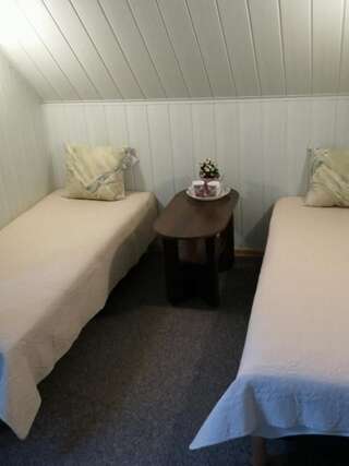 Гостевой дом Liiva Guest Accommodation Тарту Двухместный номер с 2 отдельными кроватями и общей ванной комнатой-9